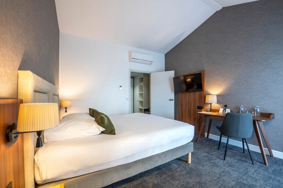 TV and multimedia, Photo of the whole room, Seating area, Bedroom