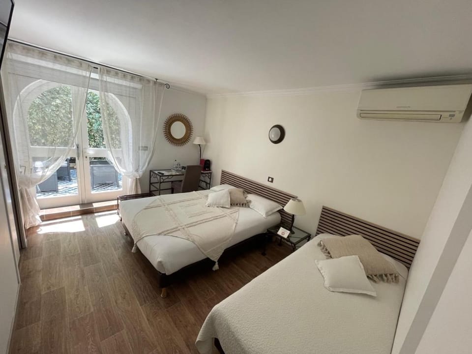Patio, Photo of the whole room