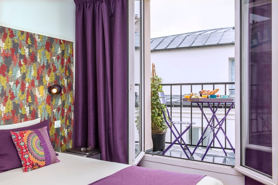 Photo of the whole room, Decorative detail, City view