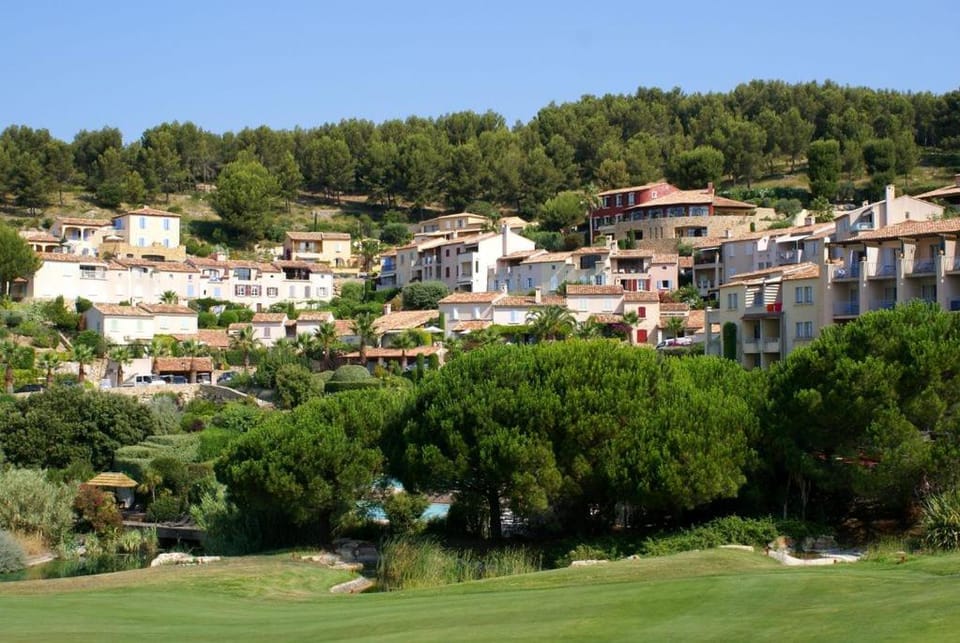 Property building, Restaurant/places to eat, Natural landscape, Golfcourse, Swimming pool, Swimming pool