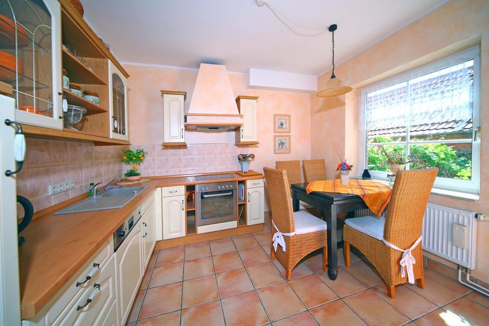 Kitchen or kitchenette, Seating area, Dining area, dishwasher, pet friendly