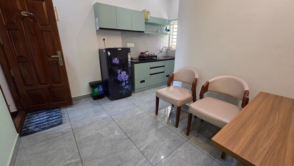 Kitchen or kitchenette, Living room, Seating area, Dining area