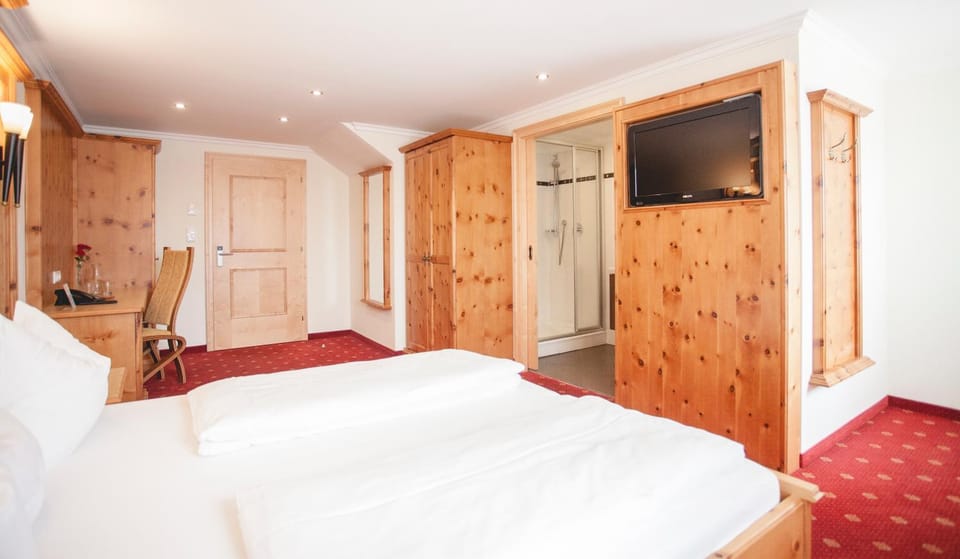 Bed, TV and multimedia, Photo of the whole room, Bedroom
