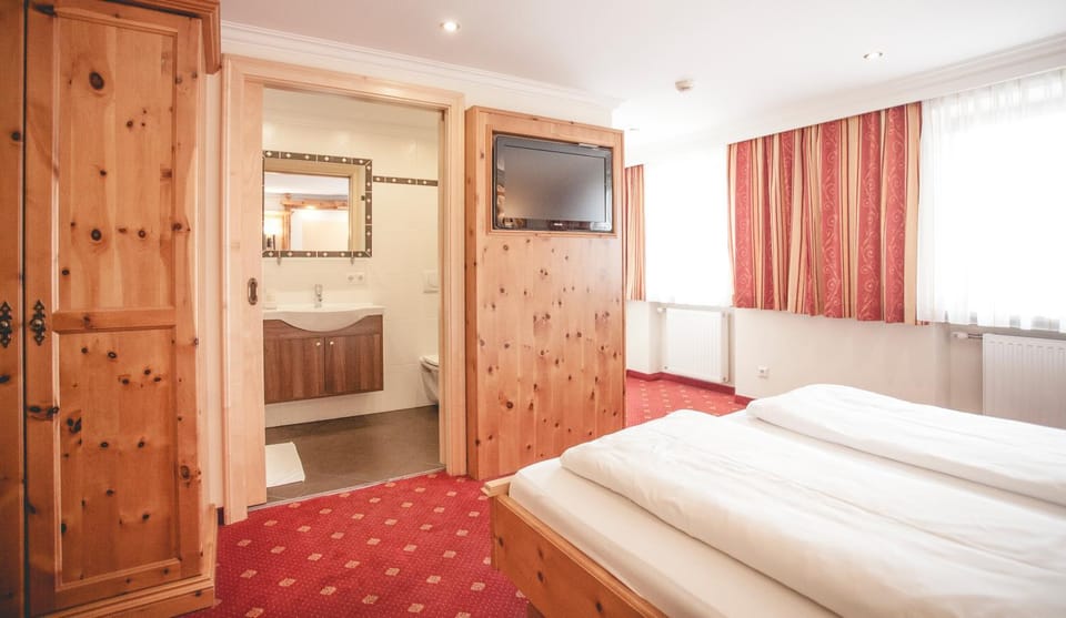 Bed, TV and multimedia, Photo of the whole room, Bedroom