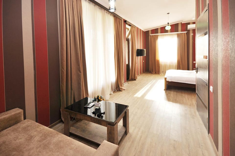 Bed, TV and multimedia, Living room, Photo of the whole room, Seating area, Bedroom, wardrobe