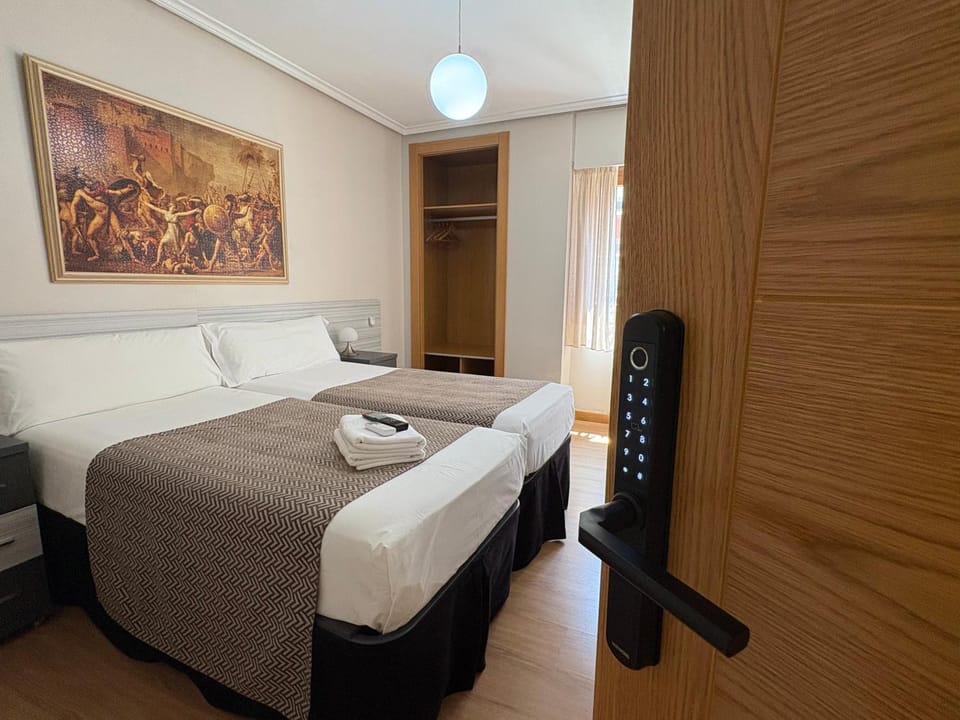 Bed, Bedroom, towels