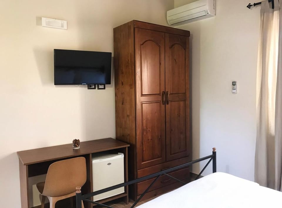 Communal lounge/ TV room, Bed, TV and multimedia, Bedroom
