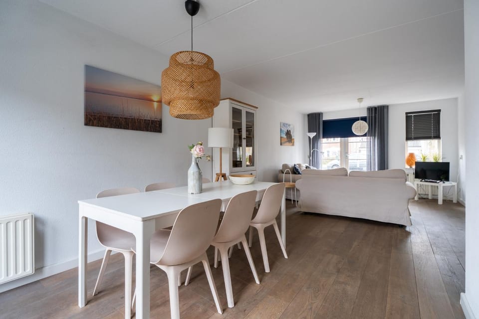 Living room, Dining area, internet