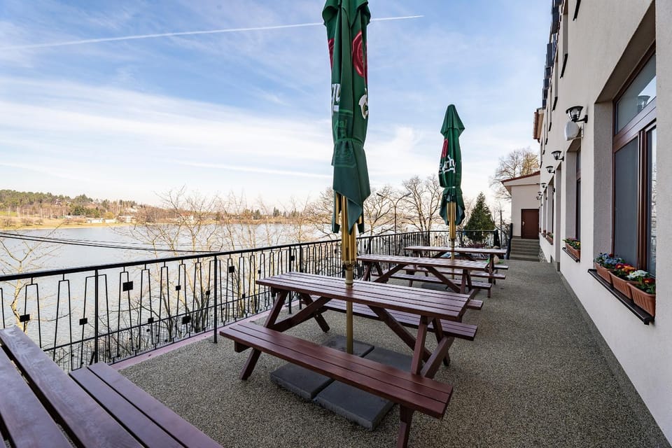 Restaurant/places to eat, Natural landscape, Balcony/Terrace, Lake view