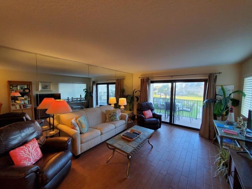 Summerhouse 251 Condo Apartment in Crescent Beach