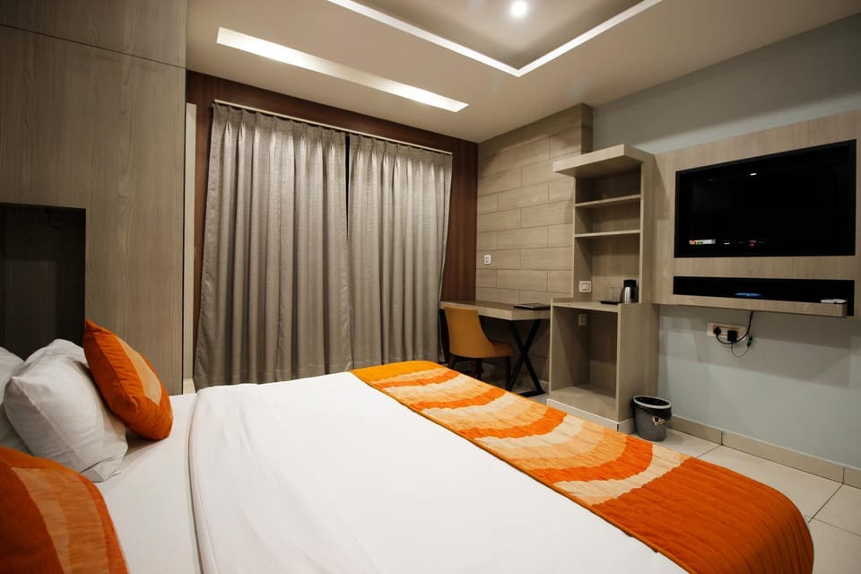 Bed, TV and multimedia, Photo of the whole room, Bedroom, wardrobe