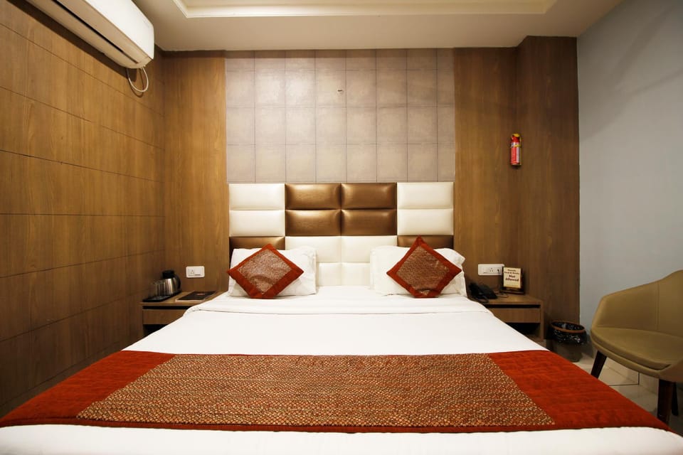 Bed, Living room, Photo of the whole room, Seating area, Bedroom, air conditioner