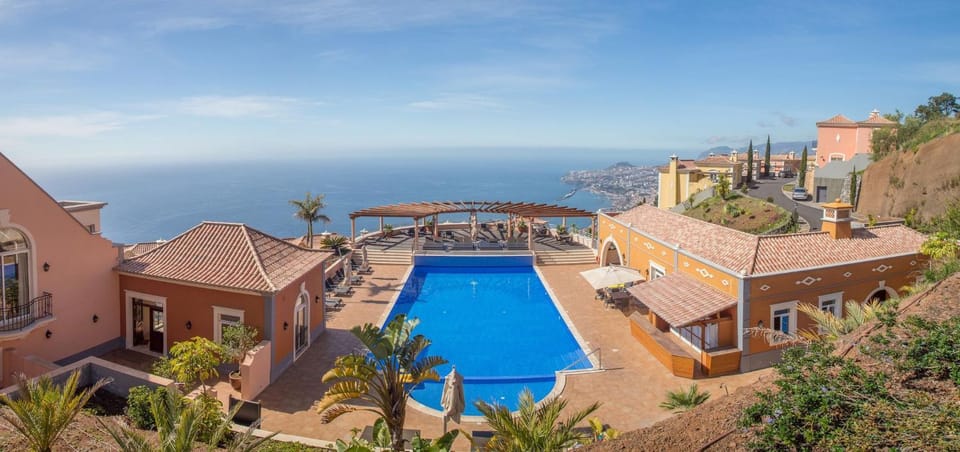Property building, Nearby landmark, Natural landscape, Solarium, Balcony/Terrace, Mountain view, Pool view, Sea view, Swimming pool, Swimming pool, sunbed