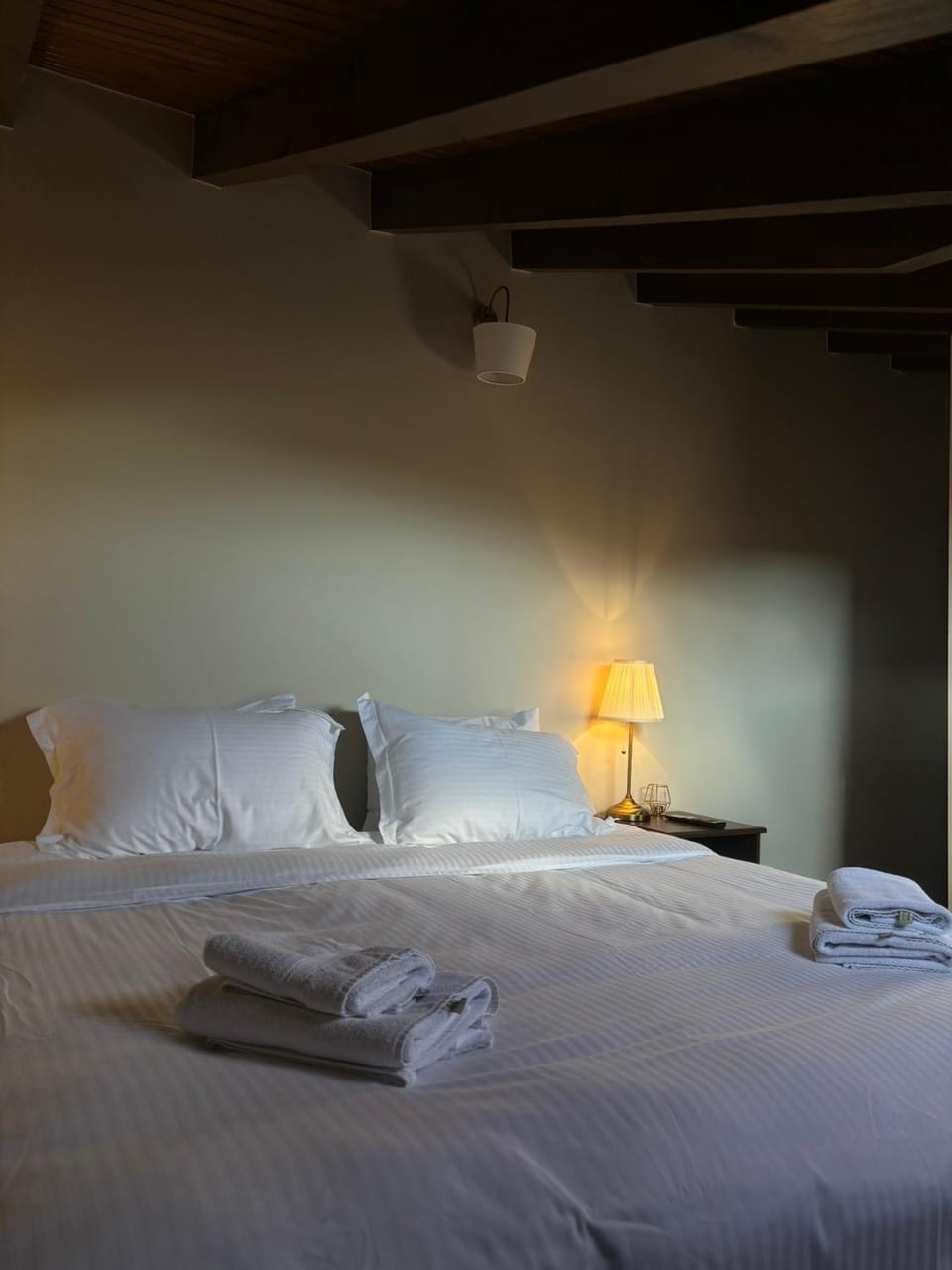 Bed, Bedroom, towels