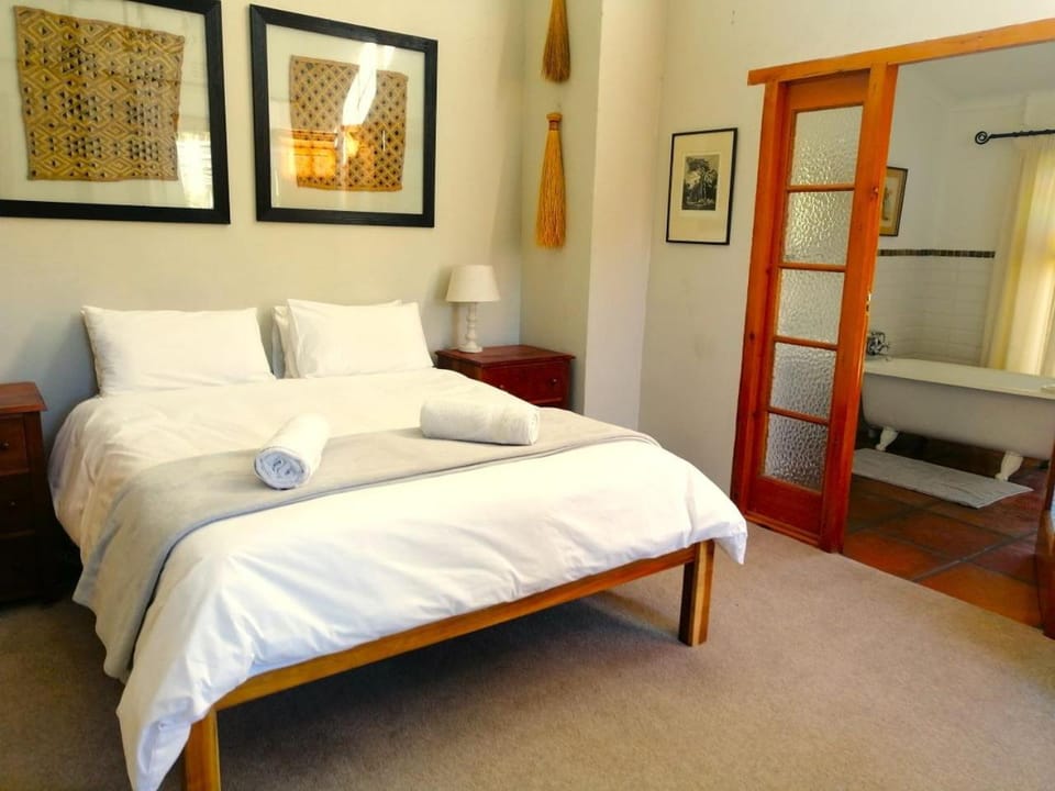 Shower, Bed, Bathroom, Bedroom, Garden view, Bath, towels