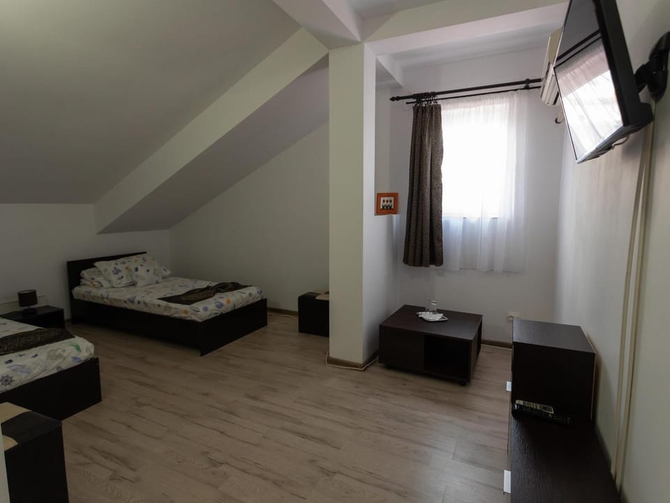 TV and multimedia, Photo of the whole room, Floor plan, Bedroom