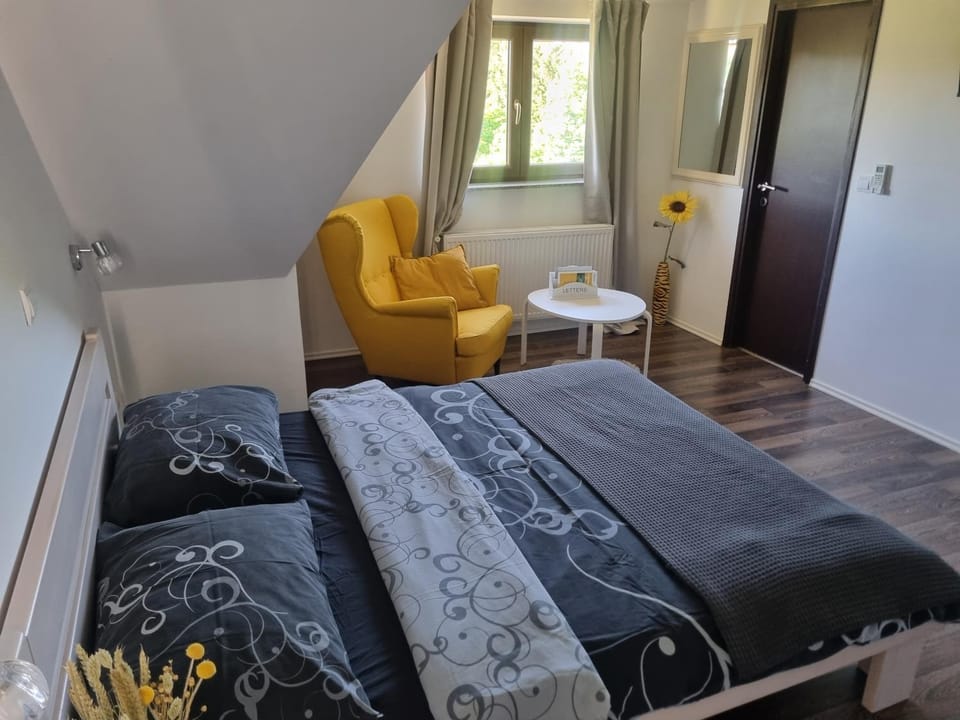 Bed, Photo of the whole room, Seating area, Bedroom