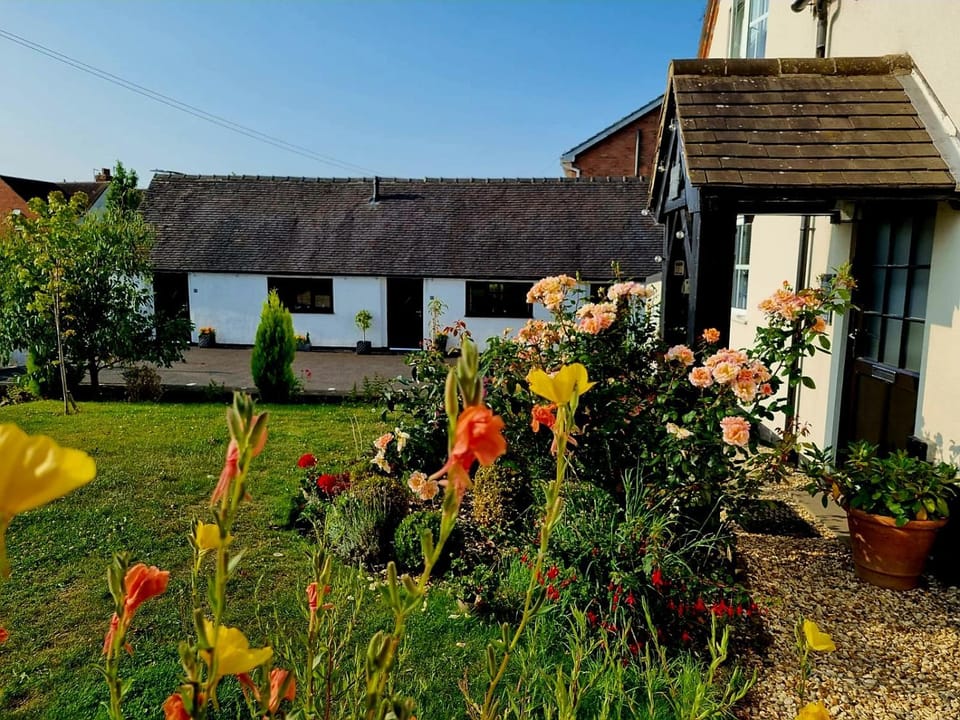 Property building, Garden, Parking