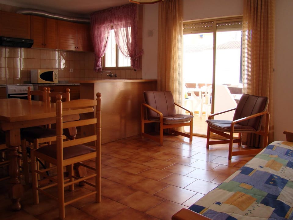 Kitchen or kitchenette, Living room, Seating area, Dining area, minibar