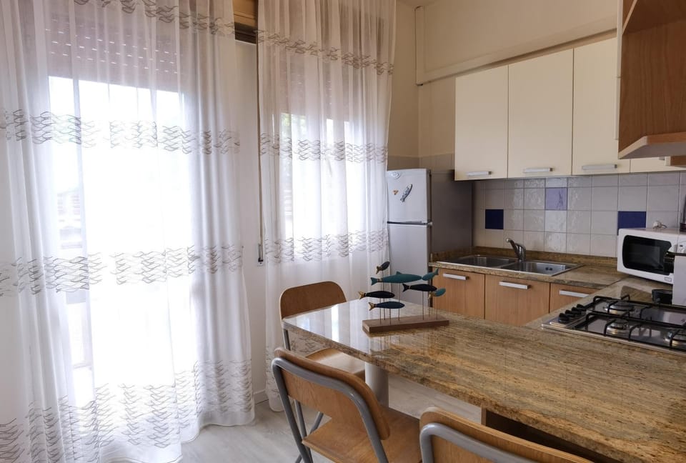 Kitchen or kitchenette, Dining area, microwave, stove, kitchen