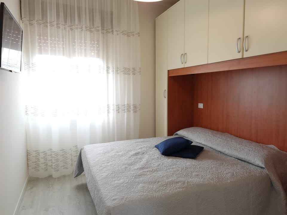 Bed, TV and multimedia, Bedroom