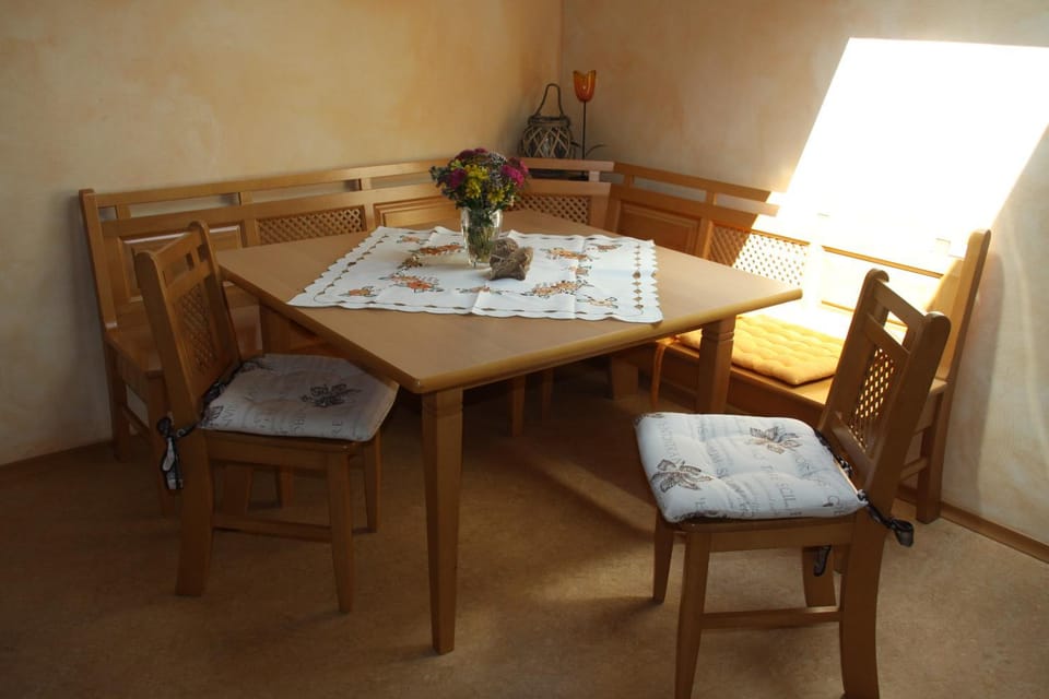 Seating area, Dining area