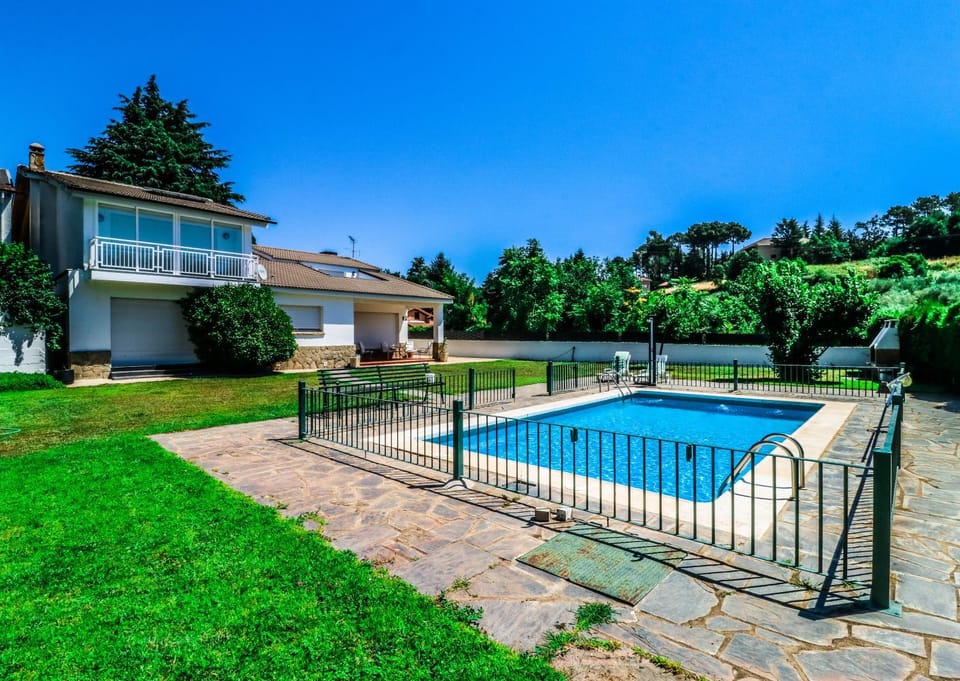 Property building, Garden, Pool view, Swimming pool