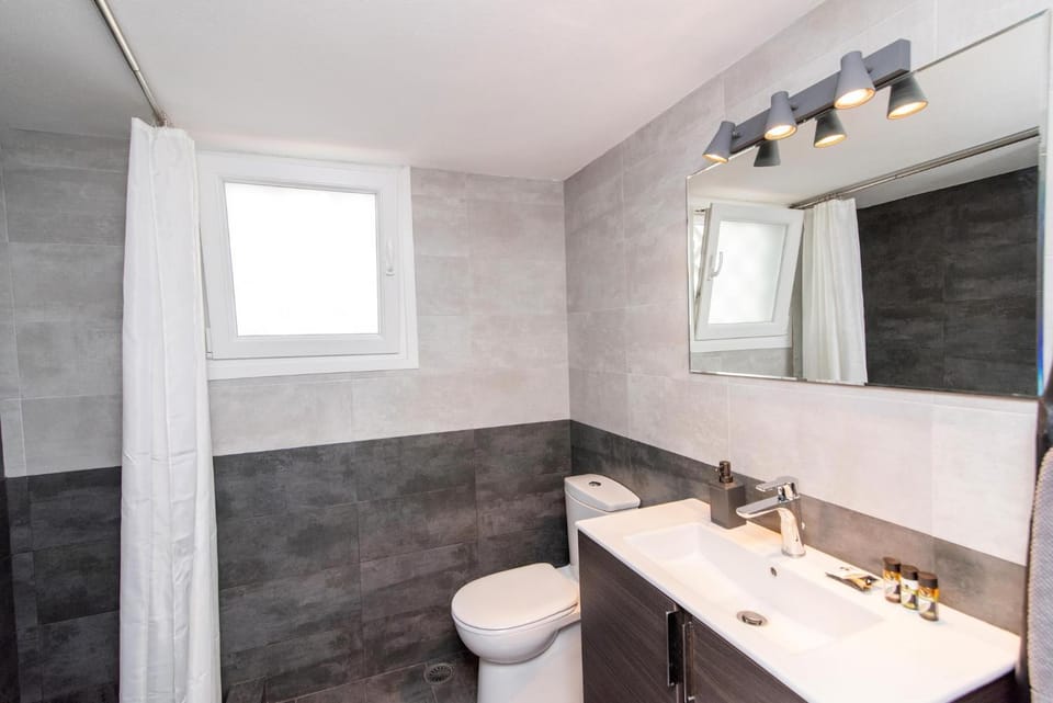 Shower, Toilet