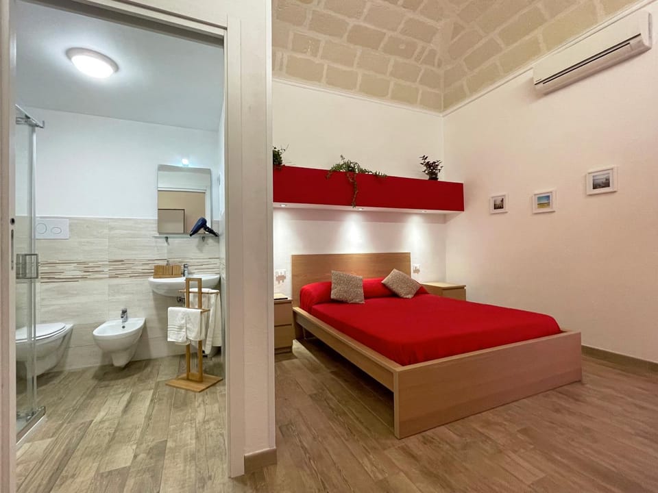 Toilet, Bed, Bathroom, TV and multimedia, Photo of the whole room, Bedroom, towels, air conditioner