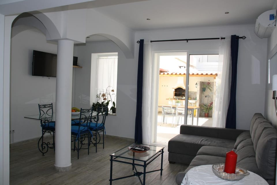 House of Orchids with Pátio Apartment in Faro District