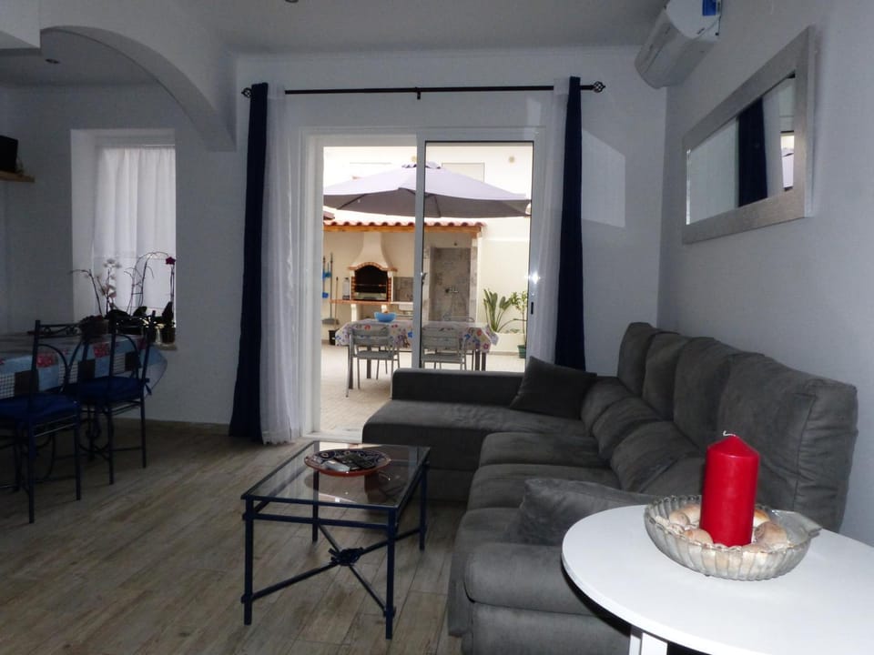 House of Orchids with Pátio Apartment in Faro District