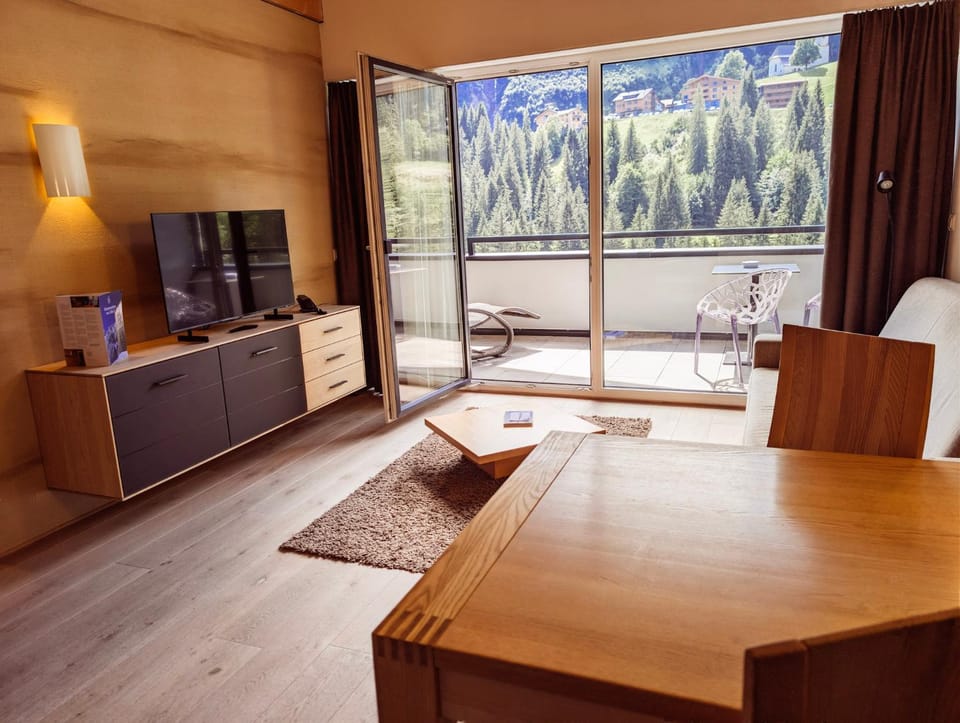 View (from property/room), Balcony/Terrace, Living room