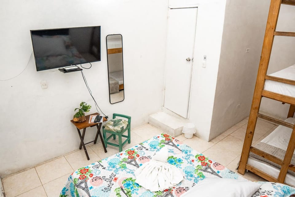 Bed, TV and multimedia, Photo of the whole room, Bedroom, bunk bed