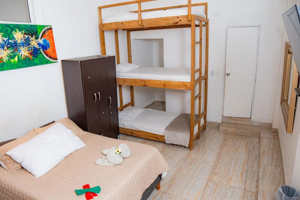 Bed, TV and multimedia, Photo of the whole room, Bedroom, bunk bed, wardrobe