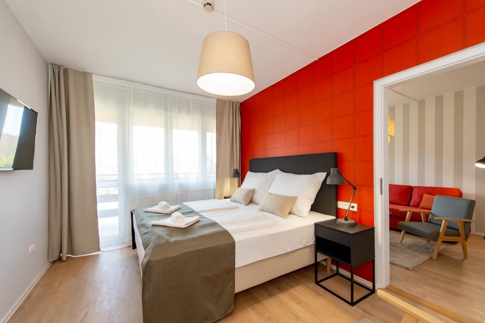Bed, TV and multimedia, Photo of the whole room, Bedroom, towels, air conditioner