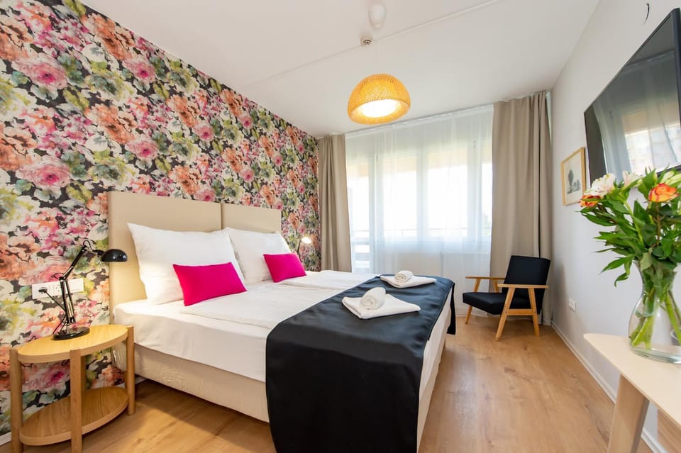 Bed, TV and multimedia, Balcony/Terrace, Living room, Photo of the whole room, Seating area, air conditioner