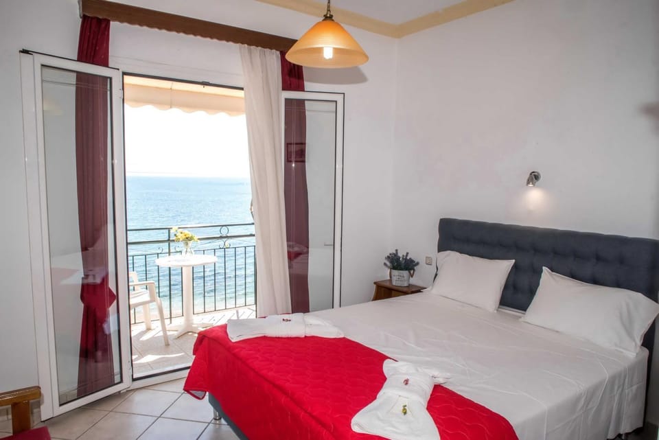 Photo of the whole room, Sea view
