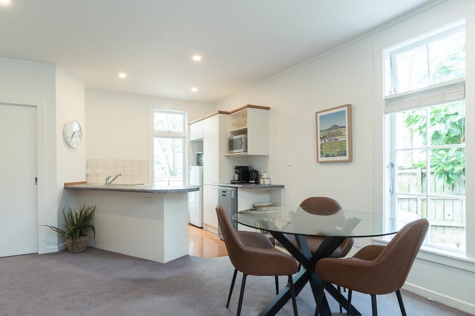 Dining area, kitchen
