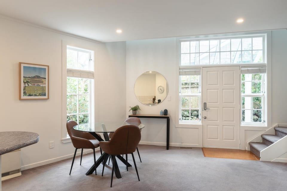 Mahoe Apartment, Heart of Devonport Village Apartment in Auckland