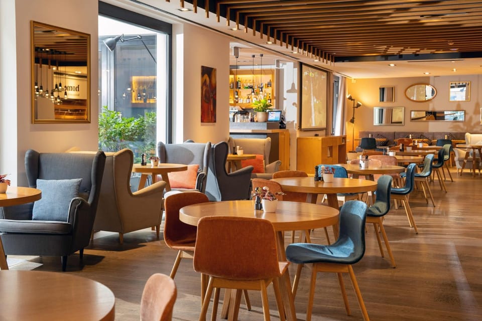 Restaurant/places to eat, TV and multimedia, View (from property/room), Lobby or reception, Lounge or bar, Dining area, Entertainment, Drinks