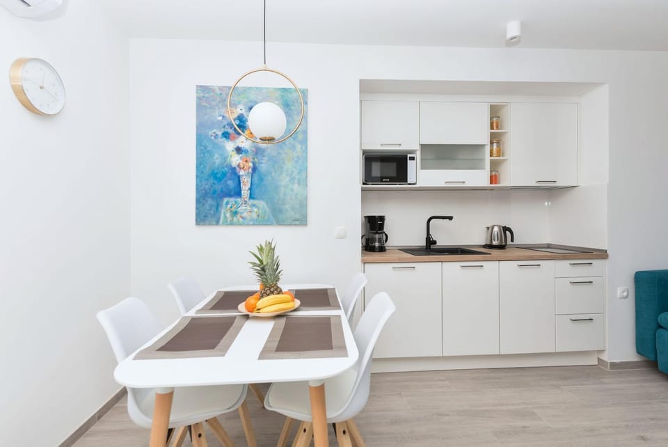 Kitchen or kitchenette, Dining area