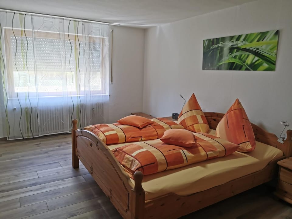 Bed, Living room, Photo of the whole room, Seating area, Bedroom
