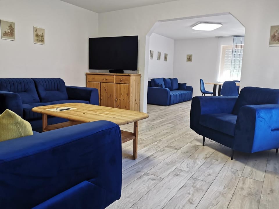 Communal lounge/ TV room, TV and multimedia, Living room, Seating area, Evening entertainment