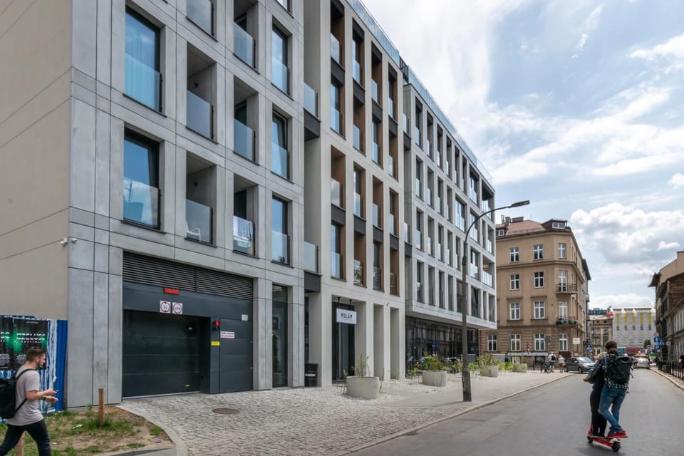 Property building, Nearby landmark, Neighbourhood