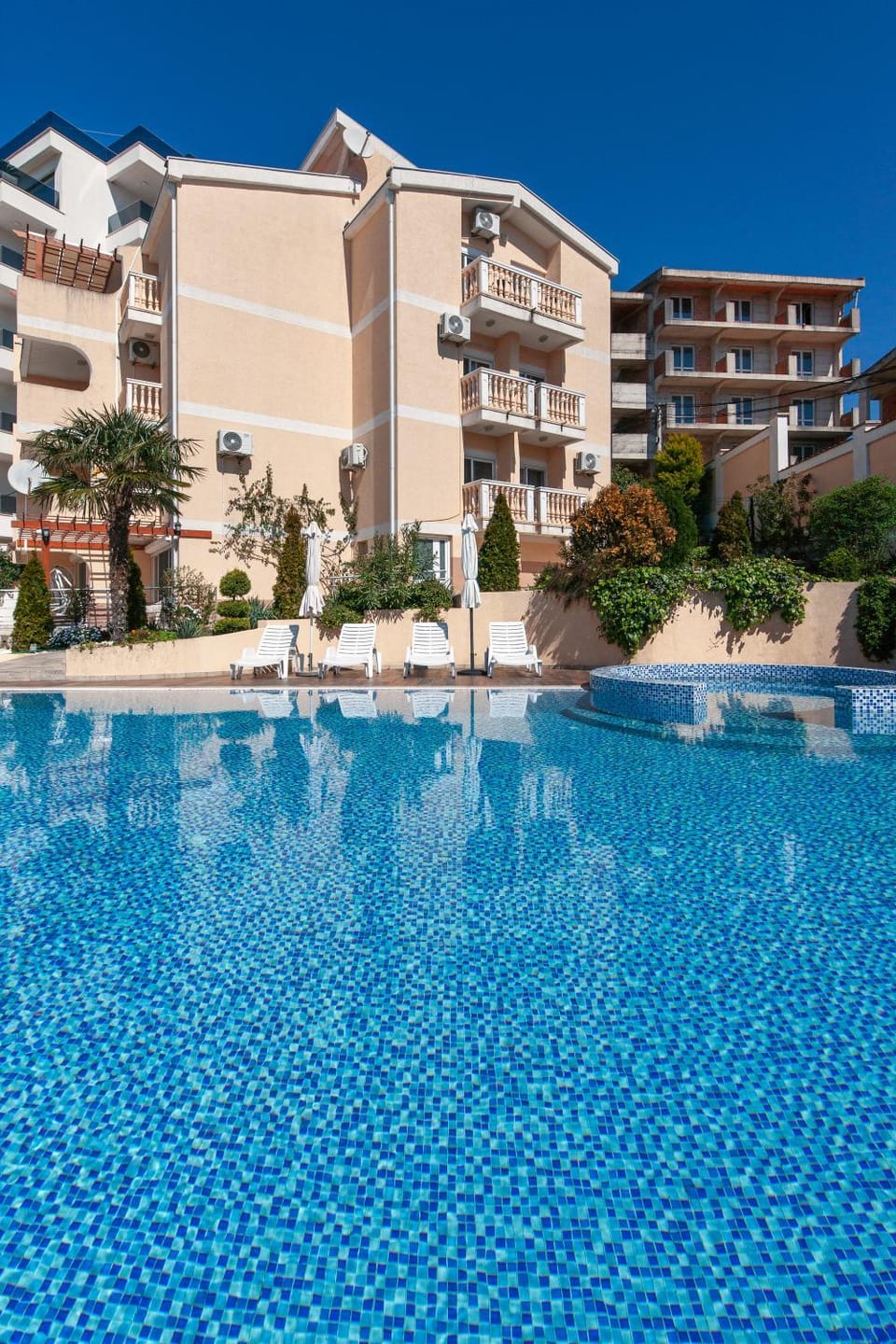 Property building, Day, Swimming pool