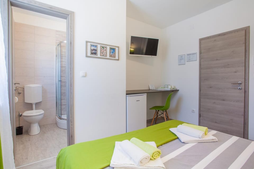 Bed, Bathroom, TV and multimedia, Bedroom