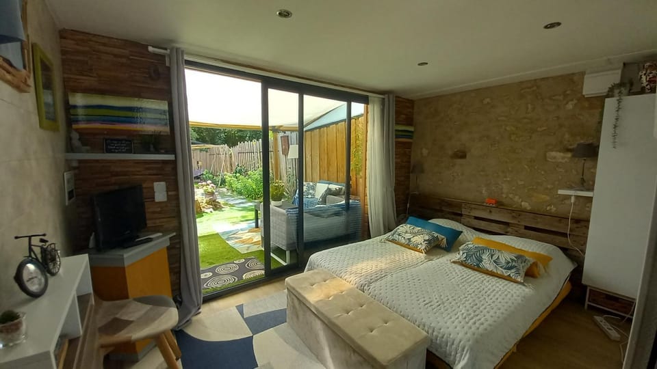 Photo of the whole room, Bedroom
