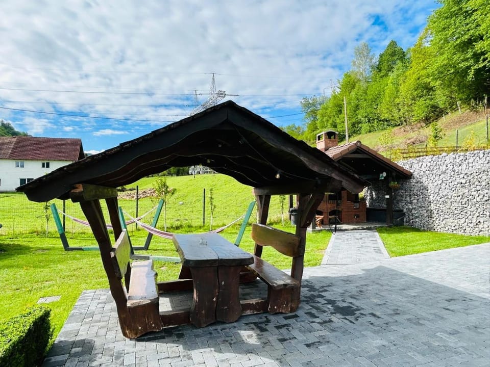 Spring, Day, BBQ facilities, Garden, Dining area, Garden view