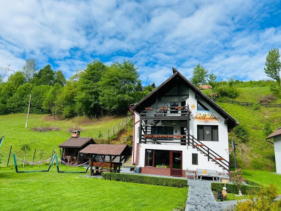 Property building, Spring, Day, Natural landscape, Garden, Garden view, Mountain view
