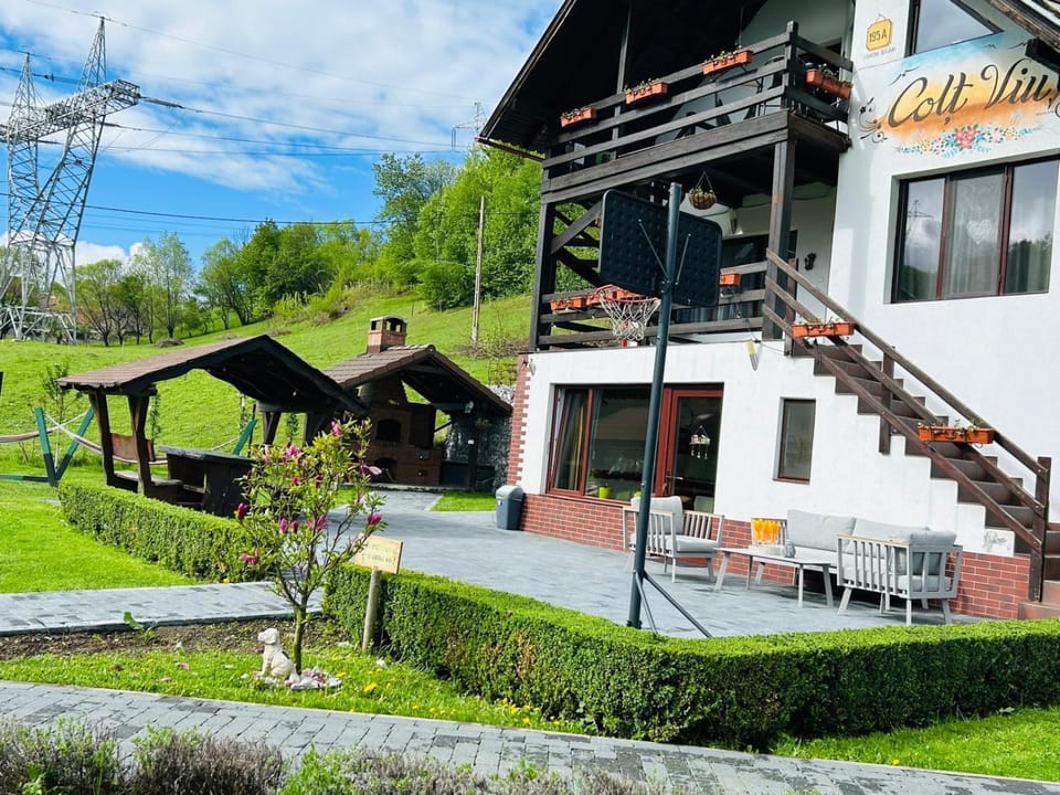 Property building, Spring, Day, Natural landscape, BBQ facilities, Garden, Garden view